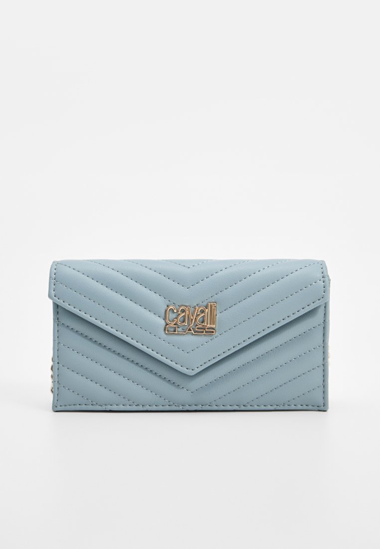 Cartera acolchada azul claro con un detalle de logo dorado. Presenta un cierre de solapa y un patrón en Chevron, fabricada en material sintético. Diseño compacto.