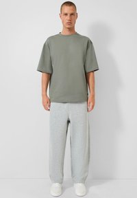 - Spodnie treningowe