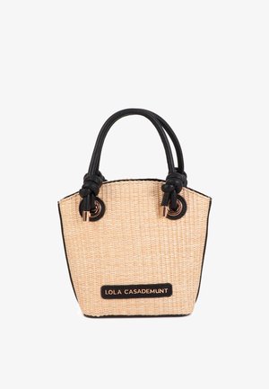 Bolso pequeño tejido con cuerpo color marrón claro, ribetes negros y asas. Presenta herrajes dorados y una etiqueta frontal con "LOLA CASADEMUNT".