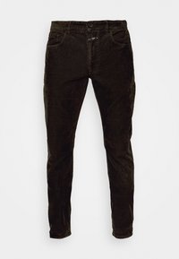 Pantalons en velours côtelé vert foncé avec une coupe ajustée, dotés de poches avant et d’une fermeture standard à bouton à la taille. Tissu texturé avec des rayures verticales.