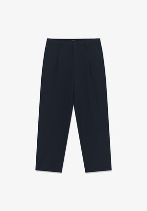 Tamsiai mėlynos spalvos tiesaus kirpimo kelnės su klostėmis, užsegamos mygtuku, lygios tekstūros. Be matomų raštų ar akcentų.