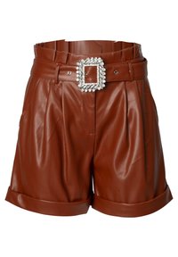Braune Kunstleder-Shorts mit einem breiten Taillenbund, ausgestattet mit einer großen Strassschnalle, Falten und umgeschlagenen Säumen für einen maßgeschneiderten Look.