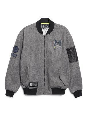Veste bomber grise en mélange de laine, avec un col côtelé noir, un zip à l'avant, des poches latérales, et des écussons logo sur la manche et la poitrine.