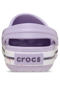 Paarse Crocs sandaal met een gevormd lichaam, verstelbare band en een witte zool met kleurrijke spikkels en een zwarte accentlijn.