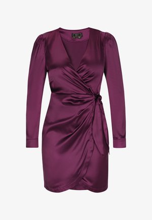 Fialové saténové šaty s dlouhými rukávy, hlubokým V výstřihem, na bocích nařasené a s páskem v oblasti pasu. Hladká textura a přiléhavý střih.