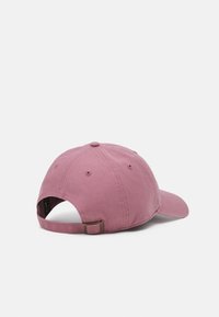 Casquette en coton rose avec visière courbée, sangle ajustable et design à six panneaux. Comprend des trous de ventilation cousus et un bouton supérieur.