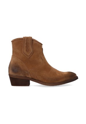 Bottine cowboy chevillère en daim marron avec petit talon empilé, surpiqûres décoratives sur le dessus et languette de tirage sur le côté.