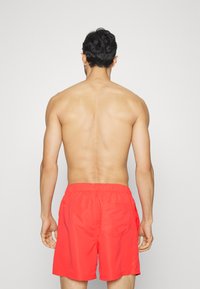 Jack & Jones JPSTFIJI JJSWIM SOLID  - Shorts da mare - hot coral