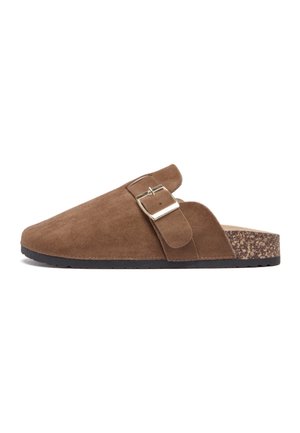 Sabot à enfiler en daim marron avec bride ajustable et boucle argentée, semelle intérieure en liège et semelle extérieure en caoutchouc noir.