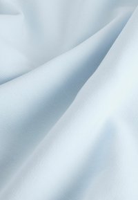 Helles blaugraues, strukturiertes Gewebe mit einer glatten, fallenden Qualität und dezentem Muster, das eine weiche, gewebte Optik aufweist und für verschiedene Verwendungszwecke geeignet ist.