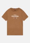 MONOTYPE 1985 TEE UNISEX - T-Shirt print - hickory