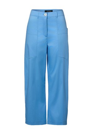 Pantalon bleu clair à jambes larges, taille haute, bouton et fermeture éclair sur le devant, et deux grandes poches plaquées devant.