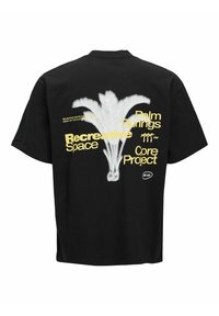 Zwarte katoenen t-shirt met een witte palmboom graphic en gele tekst. Ontwerp bevat accenten met de tekst "Palm Springs" en "Recreative Space."
