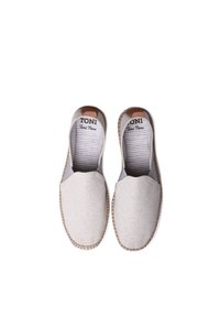 Šedé plátěné espadrilky s kulatou špičkou, béžovým prošíváním, hladkým texturem a hnědým koženým akcentem na patě.