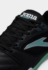 Μαύρο αθλητικό παπούτσι με δίχτυ και συνθετικό υλικό, με τυρκουάζ και ασημένιες λεπτομέρειες, επίπεδα κορδόνια και υφασμένο πάτο.