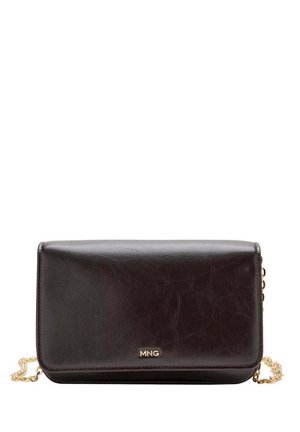Tamno smeđa kožna crossbody torba sa zlatnim lancem i malim zlatnim MNG logom na sredini sprijeda.