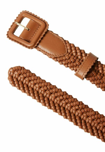 Cintura intrecciata in pelle marrone con fibbia quadrata, caratterizzata da una superficie liscia e rifinita con cuciture lungo i bordi.