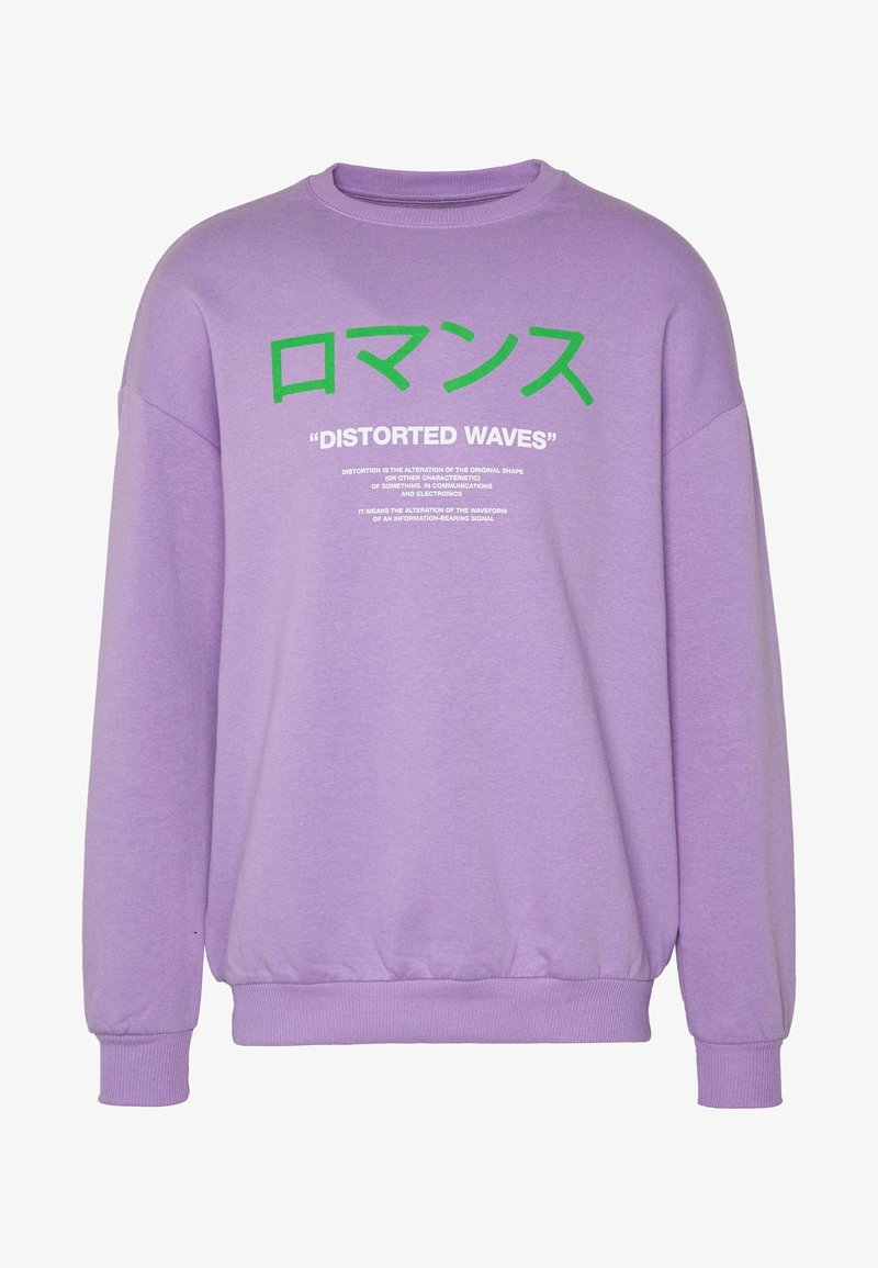 Sudadera de cuello redondo púrpura con texto en verde y blanco que presenta caracteres japoneses, "OLAS DISTORSIONADAS", y con dobladillo y puños acanalados.