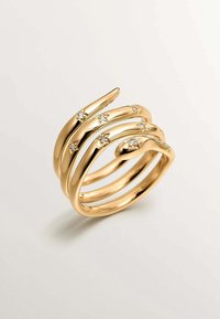 Anillo dorado con un diseño retorcido, que presenta cinco pequeñas piedras preciosas transparentes. La textura suave y tres bandas apiladas crean un efecto de capas.