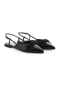 Zwarte slingback ballerina's met een spitse neus, gemaakt van een mix van matte en glanzende leer. Versierd met een zwarte lintstrik aan de bovenkant.