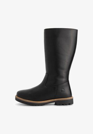 Hoher schwarzer Lederstiefel mit einer beige genähten Sohle und robustem schwarzen Profil, versehen mit einem dezenten eingeprägten Logo nahe der Ferse.