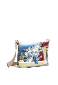 Borsa con stampa scenografica di edifici bianchi e oceano blu. Presenta una superficie liscia, una tracolla beige e vivaci dettagli floreali.