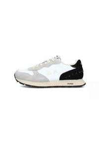 Sneakers con tomaia in pelle bianca e suede grigio, tallone in suede nero, chiusura con lacci e suola in gomma nera. Presentano accenti con logo e un design leggero.