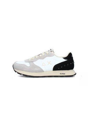 Sneakers con tomaia in pelle bianca e suede grigio, tallone in suede nero, chiusura con lacci e suola in gomma nera. Presentano accenti con logo e un design leggero.