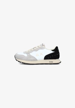 Sneakers con tomaia in pelle bianca e suede grigio, tallone in suede nero, chiusura con lacci e suola in gomma nera. Presentano accenti con logo e un design leggero.