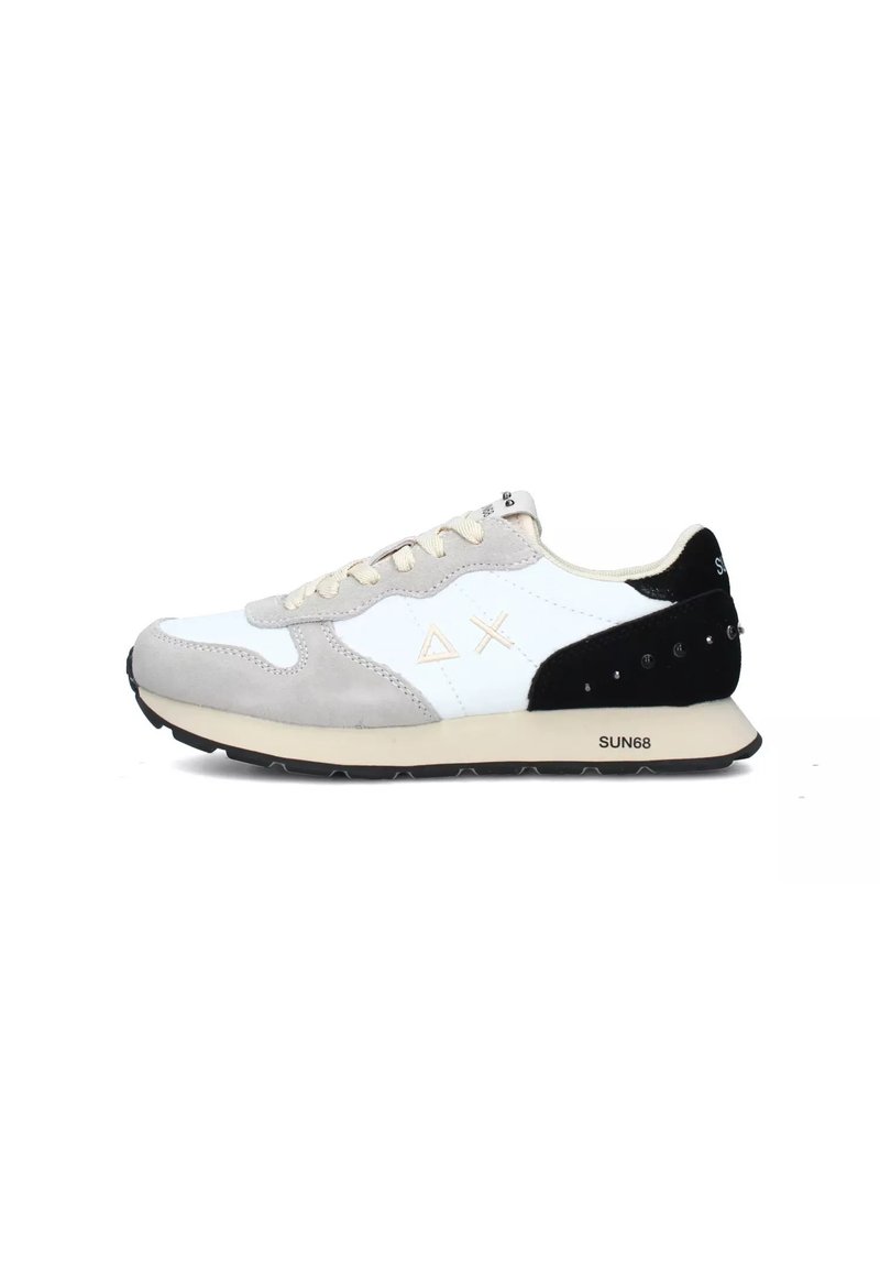 Sneakers con tomaia in pelle bianca e suede grigio, tallone in suede nero, chiusura con lacci e suola in gomma nera. Presentano accenti con logo e un design leggero.