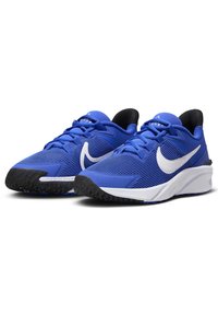 Blaue Sport Schuhe mit einem strukturierten Mesh-Obermaterial, schwarzen Akzenten, einem weißen Nike-Swoosh-Logo und einer gepolsterten Sohle mit strukturiertem Profil.