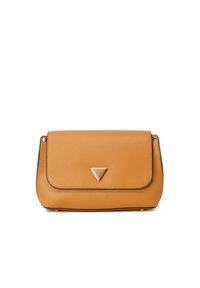 Borsa a tracolla in pelle color cuoio con finitura testurizzata, chiusura a patta e un accento in metallo a forma di triangolo. Presenta bordi neri e un design compatto.