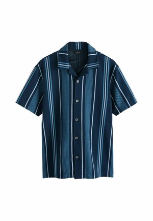 Koszula na guziki z krótkim rękawem w pionowe niebieskie i jasnoniebieskie paski, z kołnierzem typu camp, na białym tle.