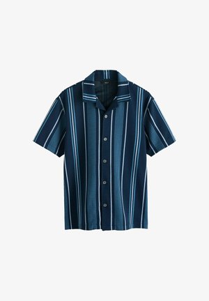 Lühikeste varrukatega nööpidega särk, millel on vertikaalsed sinised ja helesinised triibud ning lahtine krae, valgel taustal.