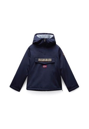 Chaqueta aislante azul marino con capucha, bolsillo frontal y cierre con cremallera. Presenta un parche de logo y un acento con la bandera noruega. Textura suave.