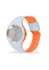 Orologio in caucciù con cinturino blu chiaro e arancione; quadrante argento, dettagli in oro, indici delle ore e logo del marchio. Design casual e moderno.