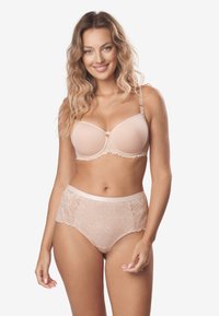 Jasnoróżowy zestaw bielizny składający się z gładkiego biustonosza z koronkowym wykończeniem oraz wysokich majtek z kwiatowym wzorem z koronki. Miękka tekstura.