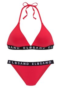 Červený bikiny set s trojúhelníkovým topem na vázání a odpovídajícími spodními díly. Pas má černý pás s bílým nápisem "ELBSAND".