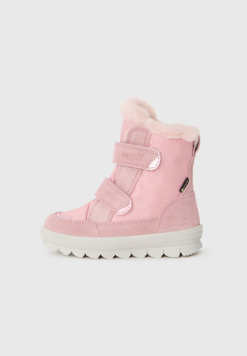 Bota de invierno rosa hecha de ante y material sintético, con un puño esponjoso, dos correas de Velcro y una suela blanca de goma texturizada.
