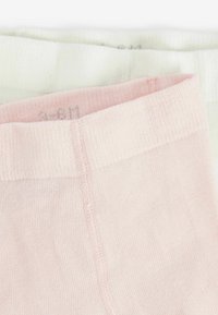 To sæt bløde leggings: et sæt i lys pink og et i lys grøn, begge med et struktureret strikket stof og elastiske talje. 