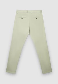 Hellgrüne Hose mit glatter Textur, ausgestattet mit zwei hinteren Taschen mit Knöpfen und einer maßgeschneiderten Passform. Minimalistisches Design ohne Muster.