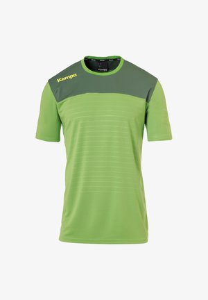 Maglietta atletica a maniche corte di un brillante verde con yoke verde scuro. Caratterizzata da strisce orizzontali, colletto rotondo e logo "Kempa" giallo sulla spalla.