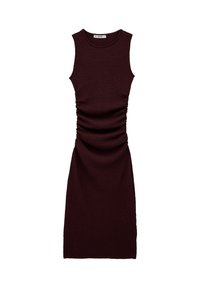 Robe sans manches bordeaux avec un tissu texturé présentant des détails froncés sur les côtés et une silhouette ajustée.