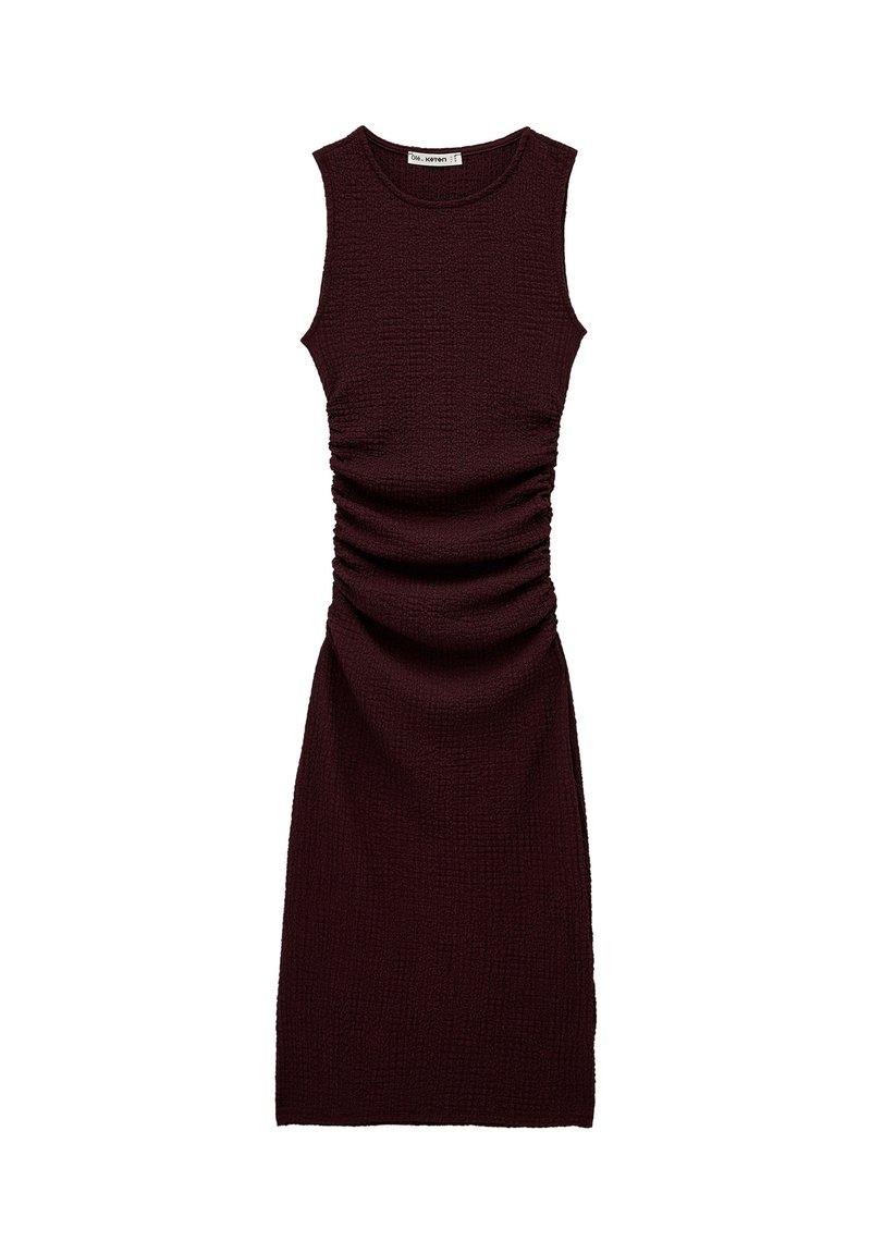 Robe sans manches bordeaux avec un tissu texturé présentant des détails froncés sur les côtés et une silhouette ajustée.