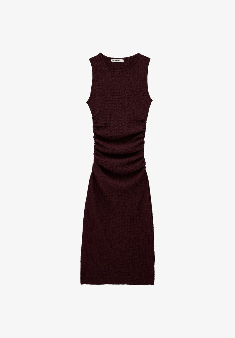 Robe sans manches bordeaux avec un tissu texturé présentant des détails froncés sur les côtés et une silhouette ajustée.