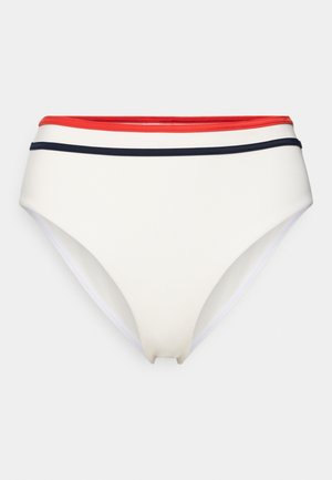 Chilot de bikini alb, cu croială în talie înaltă, având dungi accentuate roșii și bleumarin pe talie. Textură netedă a materialului.