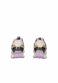 Sneakers beige e grigi con superficie texturizzata, tallone viola e suola lavanda. Presentano una tomaia in materiali misti e una struttura rinforzata.