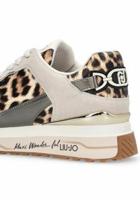 Baskets imprimé léopard avec matériaux en daim et synthétiques, accents beige et gris, lacets ronds et garnitures métalliques au talon.