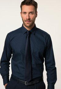 Camicia da uomo blu navy con pois bianchi, colletto classico, maniche lunghe e cravatta abbinata. Tessuto liscio e vestibilità sartoriale.