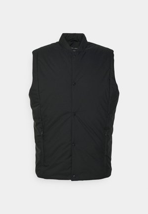 Svart isolert ermeløs vest med høy krage, med frontsnap knapper og sidelommer med glidelås. Glatt tekstur og lett design.